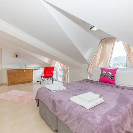 London Daily Weekly Willa *