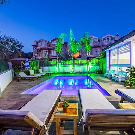 London Daily Weekly Willa Marmaris