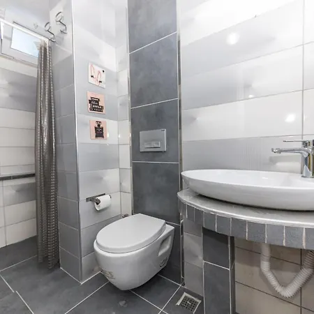 London Daily Weekly Villa *