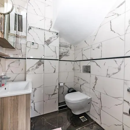 London Daily Weekly Villa